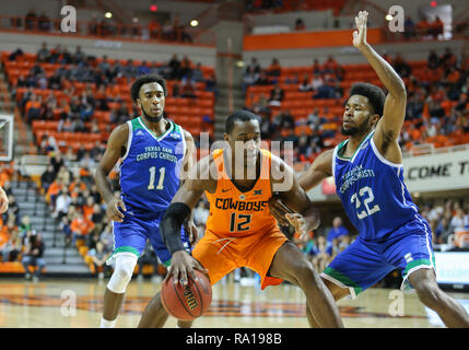 Stillwater, OK, USA. 29 Dez, 2018. Oklahoma State vorwärts Cameron McGriff (12) schützt die Kugel bei einem Basketballspiel zwischen der Texas A&M University-Corpus Christi Inselbewohner und Oklahoma State Cowboys an Gallagher - Arena in Stillwater, OK. Grau Siegel/CSM/Alamy leben Nachrichten Stockfoto