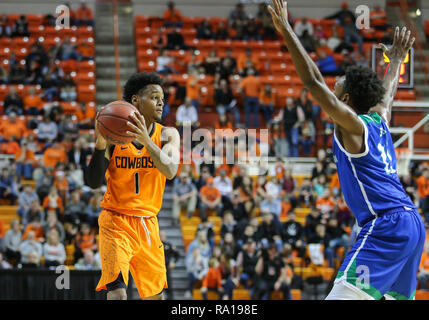 Stillwater, OK, USA. 29 Dez, 2018. Oklahoma State Guard Curtis Jones (1) sieht für einen Mannschaftskameraden bei einem Basketballspiel zwischen der Texas A&M University-Corpus Christi Inselbewohner und Oklahoma State Cowboys an Gallagher - Arena in Stillwater, OK. Grau Siegel/CSM/Alamy leben Nachrichten Stockfoto