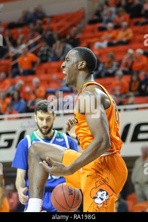 Stillwater, OK, USA. 29 Dez, 2018. Oklahoma State vorwärts Cameron McGriff (12) feiert nach einem Dunk bei einem Basketballspiel zwischen der Texas A&M University-Corpus Christi Inselbewohner und Oklahoma State Cowboys an Gallagher - Arena in Stillwater, OK. Grau Siegel/CSM/Alamy leben Nachrichten Stockfoto