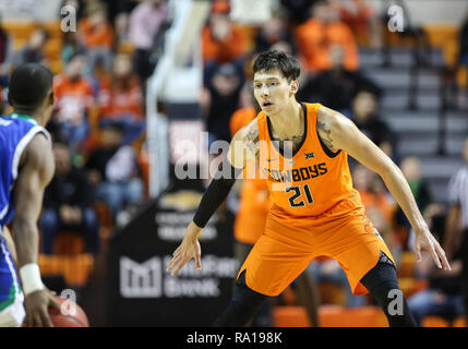 Stillwater, OK, USA. 29 Dez, 2018. Oklahoma State Guard Lindy Gewässer, III (21) verteidigt während ein Basketballspiel zwischen der Texas A&M University-Corpus Christi Inselbewohner und Oklahoma State Cowboys an Gallagher - Arena in Stillwater, OK. Grau Siegel/CSM/Alamy leben Nachrichten Stockfoto