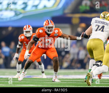 Arlington, TX, USA. 29 Dez, 2018. Clemson defensive Ende Austin Bryant (7) vermeidet einen Baustein in der Baumwollschüssel NCAA Football Spiel zwischen der Clemson Tiger und die Notre Dame Fighting Irish AT&T Stadium in Arlington, TX. Tom Sooter/CSM/Alamy leben Nachrichten Stockfoto