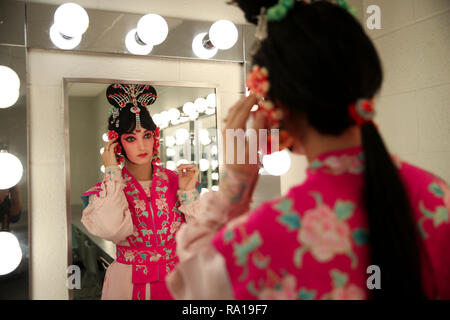 New York, USA. 29. Dezember 2018. Carrie Feyerabend überprüft Ihr Make-up vor einer Probe an der Binghamton University (BU) in Binghamton, New York State, USA, am November 15, 2018. Feyerabend ist eines der US-amerikanischen und chinesischen Künstlern aus dem Konfuzius Institut der Chinesischen Oper (Cico) an der Binghamton University (BU), die sich in der unglaublichen Show der "Amazing Chinesische Oper Mitte gekennzeichnet wurden - November Als Abschlussveranstaltung der University International Education Week, eine jährliche Initiative zu feiern und internationale Ausbildung und Austausch zu fördern. Quelle: Xinhua/Alamy leben Nachrichten Stockfoto