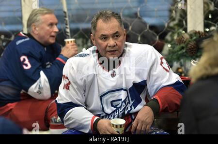 Moskau, Russland. 29. Dezember 2018. Russische Verteidigungsminister Sergej Shoigu nach der Nacht Hockey League Match in der Eisbahn am Kaufhaus Gum am Roten Platz 29 Dezember, 2018 in Moskau, Russland. Credit: Planetpix/Alamy leben Nachrichten Stockfoto