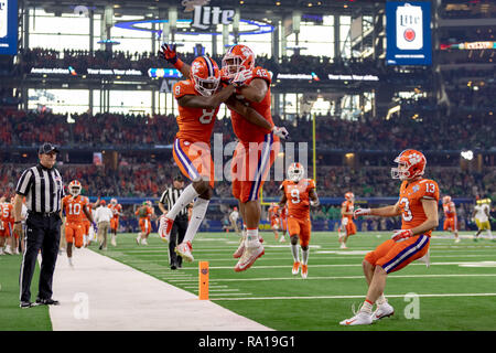 Arlington, Texas, USA. 29 Dez, 2018. Dezember 29, 2018 - Arlington, Texas, USA - Clemson Tiger wide receiver Justyn Ross (8) feiert nach einen Touchdown im College Football Endspiel Halbfinale bei der Goodyear Baumwollschüssel Klassiker zwischen den Notre Dame Fighting Irish und die Clemson Tiger bei AT&T Stadium, Arlington, Texas. Quelle: Adam Lacy/ZUMA Draht/Alamy leben Nachrichten Stockfoto