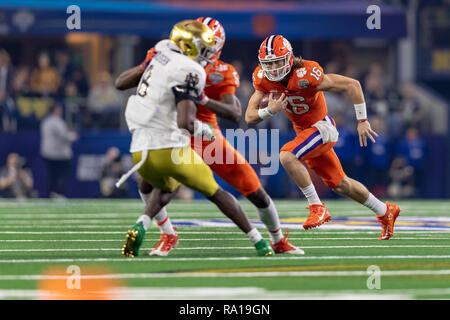 Arlington, Texas, USA. 29 Dez, 2018. Dezember 29, 2018 - Arlington, Texas, USA - Clemson Tiger quarterback Trevor Lawrence (16) kriecht mit der Kugel in die College Football Endspiel Halbfinale bei der Goodyear Baumwollschüssel Klassiker zwischen den Notre Dame Fighting Irish und die Clemson Tiger bei AT&T Stadium, Arlington, Texas. Quelle: Adam Lacy/ZUMA Draht/Alamy leben Nachrichten Stockfoto