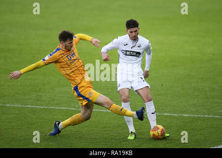 Swanswa, Wales, UK. 29. Dezember 2018. Cian Harries von Swansea City (rechts) in Aktion. EFL Skybet Meisterschaft übereinstimmen, Swansea City v Wigan Athletic in der Liberty Stadium in Swansea, Südwales am Samstag, den 29. Dezember 2018. Dieses Bild dürfen nur für redaktionelle Zwecke verwendet werden. Nur die redaktionelle Nutzung, eine Lizenz für die gewerbliche Nutzung erforderlich. Keine Verwendung in Wetten, Spiele oder einer einzelnen Verein/Liga/player Publikationen. pic von Andrew Obstgarten/Andrew Orchard sport Fotografie/Alamy leben Nachrichten Stockfoto