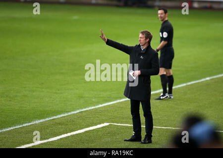 Swanswa, Wales, UK. 29. Dezember 2018. Swansea City Manager Graham Potter ruft seine Anweisungen von seinem technischen Gebiet. EFL Skybet Meisterschaft übereinstimmen, Swansea City v Wigan Athletic in der Liberty Stadium in Swansea, Südwales am Samstag, den 29. Dezember 2018. Dieses Bild dürfen nur für redaktionelle Zwecke verwendet werden. Nur die redaktionelle Nutzung, eine Lizenz für die gewerbliche Nutzung erforderlich. Keine Verwendung in Wetten, Spiele oder einer einzelnen Verein/Liga/player Publikationen. pic von Andrew Obstgarten/Andrew Orchard sport Fotografie/Alamy leben Nachrichten Stockfoto