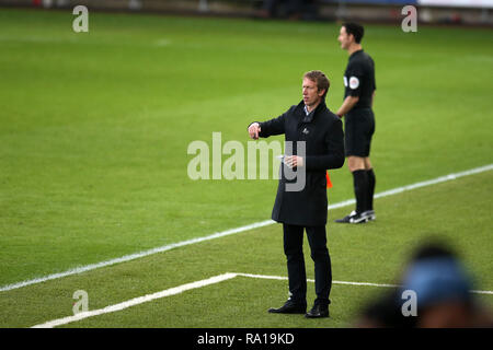 Swanswa, Wales, UK. 29. Dezember 2018. Swansea City Manager Graham Potter ruft seine Anweisungen von seinem technischen Gebiet. EFL Skybet Meisterschaft übereinstimmen, Swansea City v Wigan Athletic in der Liberty Stadium in Swansea, Südwales am Samstag, den 29. Dezember 2018. Dieses Bild dürfen nur für redaktionelle Zwecke verwendet werden. Nur die redaktionelle Nutzung, eine Lizenz für die gewerbliche Nutzung erforderlich. Keine Verwendung in Wetten, Spiele oder einer einzelnen Verein/Liga/player Publikationen. pic von Andrew Obstgarten/Andrew Orchard sport Fotografie/Alamy leben Nachrichten Stockfoto