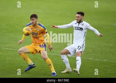 Swanswa, Wales, UK. 29. Dezember 2018. Matt Grimes von Swansea City Herausforderungen Lee Evans von Wigan Athletic (l). EFL Skybet Meisterschaft übereinstimmen, Swansea City v Wigan Athletic in der Liberty Stadium in Swansea, Südwales am Samstag, den 29. Dezember 2018. Dieses Bild dürfen nur für redaktionelle Zwecke verwendet werden. Nur die redaktionelle Nutzung, eine Lizenz für die gewerbliche Nutzung erforderlich. Keine Verwendung in Wetten, Spiele oder einer einzelnen Verein/Liga/player Publikationen. pic von Andrew Obstgarten/Andrew Orchard sport Fotografie/Alamy leben Nachrichten Stockfoto