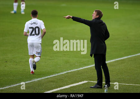 Swanswa, Wales, UK. 29. Dezember 2018. Swansea City Manager Graham Potter ruft seine Anweisungen aus dem technischen Bereich. EFL Skybet Meisterschaft übereinstimmen, Swansea City v Wigan Athletic in der Liberty Stadium in Swansea, Südwales am Samstag, den 29. Dezember 2018. Dieses Bild dürfen nur für redaktionelle Zwecke verwendet werden. Nur die redaktionelle Nutzung, eine Lizenz für die gewerbliche Nutzung erforderlich. Keine Verwendung in Wetten, Spiele oder einer einzelnen Verein/Liga/player Publikationen. pic von Andrew Obstgarten/Andrew Orchard sport Fotografie/Alamy leben Nachrichten Stockfoto