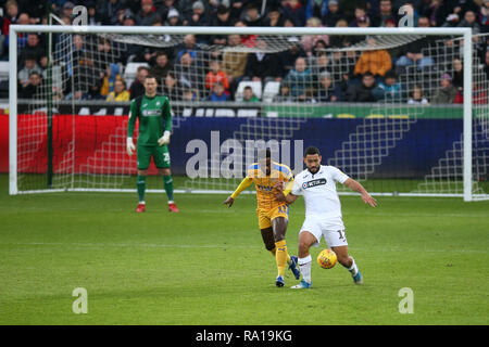 Swanswa, Wales, UK. 29. Dezember 2018. Cameron Carter-Vickers von Swansea City hält weg von Gavin Massey von Wigan Athletic (l). EFL Skybet Meisterschaft übereinstimmen, Swansea City v Wigan Athletic in der Liberty Stadium in Swansea, Südwales am Samstag, den 29. Dezember 2018. Dieses Bild dürfen nur für redaktionelle Zwecke verwendet werden. Nur die redaktionelle Nutzung, eine Lizenz für die gewerbliche Nutzung erforderlich. Keine Verwendung in Wetten, Spiele oder einer einzelnen Verein/Liga/player Publikationen. pic von Andrew Obstgarten/Andrew Orchard sport Fotografie/Alamy leben Nachrichten Stockfoto