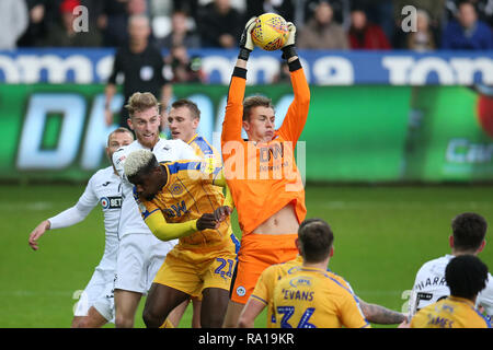 Swanswa, Wales, UK. 29. Dezember 2018. Christian Walton, der torwart von Wigan Athletic spart. EFL Skybet Meisterschaft übereinstimmen, Swansea City v Wigan Athletic in der Liberty Stadium in Swansea, Südwales am Samstag, den 29. Dezember 2018. Dieses Bild dürfen nur für redaktionelle Zwecke verwendet werden. Nur die redaktionelle Nutzung, eine Lizenz für die gewerbliche Nutzung erforderlich. Keine Verwendung in Wetten, Spiele oder einer einzelnen Verein/Liga/player Publikationen. pic von Andrew Obstgarten/Andrew Orchard sport Fotografie/Alamy leben Nachrichten Stockfoto