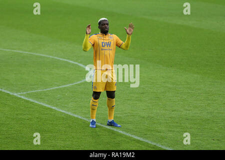 Swanswa, Wales, UK. 29. Dezember 2018. Cedric Kipre von Wigan Athletic schließt seine Augen und betet vor k/a. EFL Skybet Meisterschaft übereinstimmen, Swansea City v Wigan Athletic in der Liberty Stadium in Swansea, Südwales am Samstag, den 29. Dezember 2018. Dieses Bild dürfen nur für redaktionelle Zwecke verwendet werden. Nur die redaktionelle Nutzung, eine Lizenz für die gewerbliche Nutzung erforderlich. Keine Verwendung in Wetten, Spiele oder einer einzelnen Verein/Liga/player Publikationen. pic von Andrew Obstgarten/Andrew Orchard sport Fotografie/Alamy leben Nachrichten Stockfoto