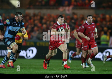 Llanelli, Wales, UK. 29. Dezember 2018. Gareth Davies von den Scarlets macht eine Pause. Scarlets v Cardiff Blues Rugby, Guinness Pro 14 im Parc y in Llanelli Scarlets, South Wales am Samstag, den 29. Dezember 2018. Bild von Andrew Obstgarten/Andrew Orchard sport Fotografie/Alamy leben Nachrichten Stockfoto