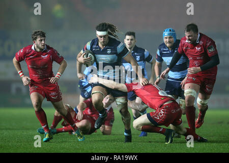 Llanelli, Wales, UK. 29. Dezember 2018. Josh Navidi der Cardiff Blues © in Aktion. Scarlets v Cardiff Blues Rugby, Guinness Pro 14 im Parc y in Llanelli Scarlets, South Wales am Samstag, den 29. Dezember 2018. Bild von Andrew Obstgarten/Andrew Orchard sport Fotografie/Alamy leben Nachrichten Stockfoto