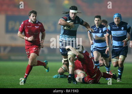 Llanelli, Wales, UK. 29. Dezember 2018. Josh Navidi der Cardiff Blues © in Aktion. Scarlets v Cardiff Blues Rugby, Guinness Pro 14 im Parc y in Llanelli Scarlets, South Wales am Samstag, den 29. Dezember 2018. Bild von Andrew Obstgarten/Andrew Orchard sport Fotografie/Alamy leben Nachrichten Stockfoto