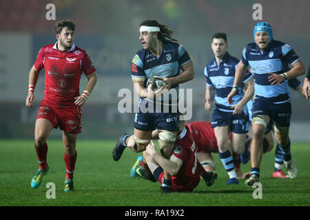 Llanelli, Wales, UK. 29. Dezember 2018. Josh Navidi der Cardiff Blues © in Aktion. Scarlets v Cardiff Blues Rugby, Guinness Pro 14 im Parc y in Llanelli Scarlets, South Wales am Samstag, den 29. Dezember 2018. Bild von Andrew Obstgarten/Andrew Orchard sport Fotografie/Alamy leben Nachrichten Stockfoto