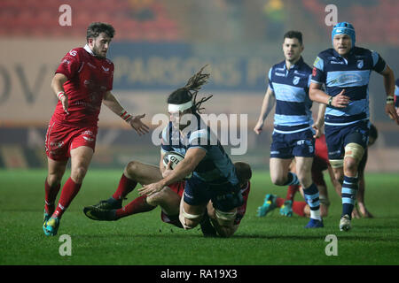 Llanelli, Wales, UK. 29. Dezember 2018. Josh Navidi der Cardiff Blues © in Aktion. Scarlets v Cardiff Blues Rugby, Guinness Pro 14 im Parc y in Llanelli Scarlets, South Wales am Samstag, den 29. Dezember 2018. Bild von Andrew Obstgarten/Andrew Orchard sport Fotografie/Alamy leben Nachrichten Stockfoto