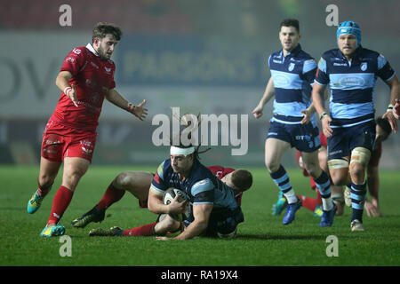 Llanelli, Wales, UK. 29. Dezember 2018. Josh Navidi der Cardiff Blues © in Aktion. Scarlets v Cardiff Blues Rugby, Guinness Pro 14 im Parc y in Llanelli Scarlets, South Wales am Samstag, den 29. Dezember 2018. Bild von Andrew Obstgarten/Andrew Orchard sport Fotografie/Alamy leben Nachrichten Stockfoto