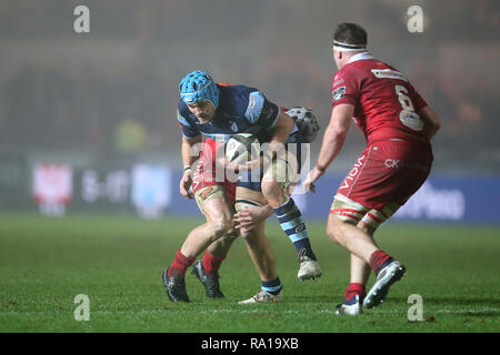 Llanelli, Wales, UK. 29. Dezember 2018. Oliver Robinson von der Cardiff Blues © in Aktion. Scarlets v Cardiff Blues Rugby, Guinness Pro 14 im Parc y in Llanelli Scarlets, South Wales am Samstag, den 29. Dezember 2018. Bild von Andrew Obstgarten/Andrew Orchard sport Fotografie/Alamy leben Nachrichten Stockfoto