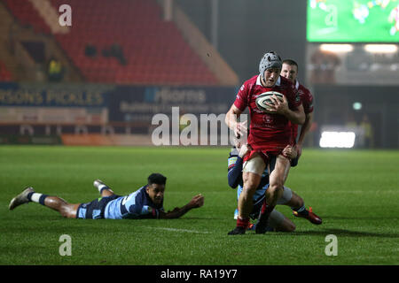 Llanelli, Wales, UK. 29. Dezember 2018. Jonathan Davies der Scarlets in Aktion. Scarlets v Cardiff Blues Rugby, Guinness Pro 14 im Parc y in Llanelli Scarlets, South Wales am Samstag, den 29. Dezember 2018. Bild von Andrew Obstgarten/Andrew Orchard sport Fotografie/Alamy leben Nachrichten Stockfoto