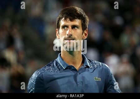 Abu Dhabi, Vereinigte Arabische Emirate (VAE). 29 Dez, 2018. Novak Djokovic aus Serbien reagiert während seinem Match gegen Kevin Anderson aus Südafrika 2018 Mubadala World Tennis WM-Finale in Abu Dhabi, den Vereinigten Arabischen Emiraten (VAE), Dez. 29, 2018. Novak Djokovic gewann 2-1 und behauptete den Titel der Veranstaltung. Credit: Mahmoud Khaled/Xinhua/Alamy leben Nachrichten Stockfoto
