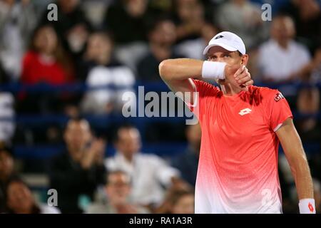 Abu Dhabi, Vereinigte Arabische Emirate (VAE). 29 Dez, 2018. Kevin Anderson aus Südafrika reagiert während seinem Match gegen Novak Djokovic aus Serbien während der 2018 Mubadala World Tennis WM-Finale in Abu Dhabi, den Vereinigten Arabischen Emiraten (VAE), Dez. 29, 2018. Kevin Anderson verlor 1-2. Credit: Mahmoud Khaled/Xinhua/Alamy leben Nachrichten Stockfoto