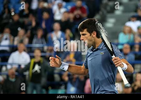 Abu Dhabi, Vereinigte Arabische Emirate (VAE). 29 Dez, 2018. Novak Djokovic aus Serbien reagiert während seinem Match gegen Kevin Anderson aus Südafrika 2018 Mubadala World Tennis WM-Finale in Abu Dhabi, den Vereinigten Arabischen Emiraten (VAE), Dez. 29, 2018. Novak Djokovic gewann 2-1 und behauptete den Titel der Veranstaltung. Credit: Mahmoud Khaled/Xinhua/Alamy leben Nachrichten Stockfoto