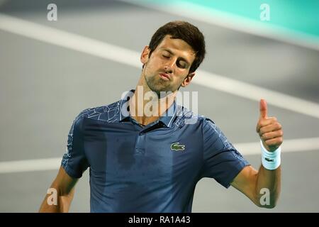 Abu Dhabi, Vereinigte Arabische Emirate (VAE). 29 Dez, 2018. Novak Djokovic aus Serbien reagiert während seinem Match gegen Kevin Anderson aus Südafrika 2018 Mubadala World Tennis WM-Finale in Abu Dhabi, den Vereinigten Arabischen Emiraten (VAE), Dez. 29, 2018. Novak Djokovic gewann 2-1 und behauptete den Titel der Veranstaltung. Credit: Mahmoud Khaled/Xinhua/Alamy leben Nachrichten Stockfoto