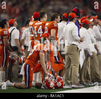 Arlington, Texas, USA. 29 Dez, 2018. Clemson Spieler nehmen ein Knie für einen verletzten Spieler. Credit: Hoss McBain/ZUMA Draht/Alamy leben Nachrichten Stockfoto
