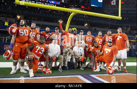 Arlington, Texas, USA. 29 Dez, 2018. Clemson genießen ihre Gewinn über Notre Dame. Credit: Hoss McBain/ZUMA Draht/Alamy leben Nachrichten Stockfoto