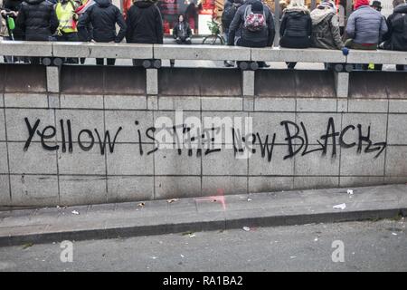 Paris, Ile de France, Frankreich. 29 Dez, 2018. Grafitti: "Gelb ist das neue Schwarz" Während des Protestes gesehen. Gelbe weste Demonstranten versammelt und marschierten auf den Straßen von Paris ein weiteres Samstag auf, was Sie die Akte VII gegen die Politik der französische Präsident Emmanuel's Längestrich nennen. Credit: Bruno Thevenin/SOPA Images/ZUMA Draht/Alamy leben Nachrichten Stockfoto