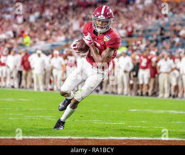 Miami Gardens, Florida, USA. 29 Dez, 2018. DaVonta Smith #6 zählt einen Touchdown in der Hauptstadt zu einer Orange Bowl Spiel zwischen der Alabama Crimson Tide und die Oklahoma Sooners im Hard Rock Stadion in Miami Gardens, Florida. Kyle Okita/CSM/Alamy leben Nachrichten Stockfoto