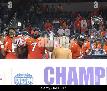 Arlington, TX, USA. 29 Dez, 2018. Clemson defensive Ende Austin Bryant (7) feiert nach dem Gewinn der Baumwollschüssel NCAA Football Spiel zwischen der Clemson Tiger und die Notre Dame Fighting Irish AT&T Stadium in Arlington, TX. Tom Sooter/CSM/Alamy leben Nachrichten Stockfoto