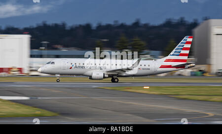 Richmond, British Columbia, Kanada. 29 Dez, 2018. Eine American Eagle Airlines Embraer 175 Jet Airliner, durch Compass Airlines betrieben, zieht aus Vancouver International Airport. Credit: bayne Stanley/ZUMA Draht/Alamy leben Nachrichten Stockfoto