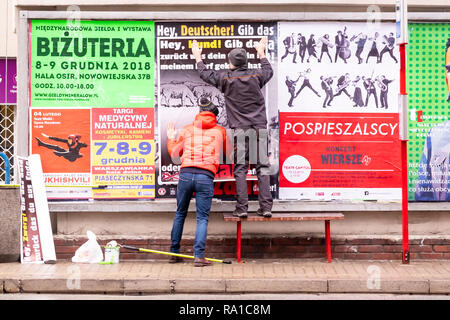 Warschau, Polen. 30. Dezember, 2018. "Schlechtes Deutsch"-Klischee ist ein wichtiger Bestandteil des Polnischen Rechtspopulisten "Agenda. Gerade vor kurzem 2 Organisationen, Bewegung für moralischen Hygiene und guten Namen Redoute, haben die Kampagne von Plakaten mit anti-deutschen und anti-österreichische Slogans in Deutsch geschrieben, z.b. "Hey, Deutschen gestartet! Zurück zu geben, was ihr Großvater in Polen gestohlen oder für sie zahlen!" (in Bezug auf den Zweiten Weltkrieg). Polnische Anti-Nationalisten malen Sie über oder mit surrealen Poster. Diese Frage so weit rechts politische Botschaft oder in absurde drehen. Robert Pastryk/Alamy leben Nachrichten Stockfoto