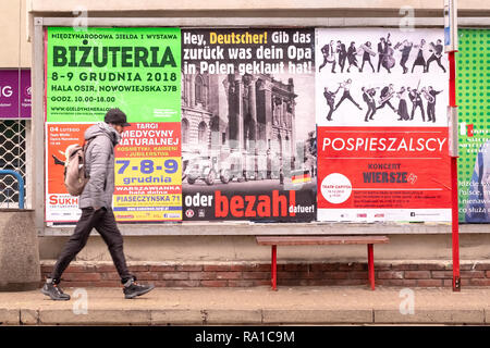 Warschau, Polen. 30. Dezember, 2018. "Schlechtes Deutsch"-Klischee ist ein wichtiger Bestandteil des Polnischen Rechtspopulisten "Agenda. Gerade vor kurzem 2 Organisationen, Bewegung für moralischen Hygiene und guten Namen Redoute, haben die Kampagne von Plakaten mit anti-deutschen und anti-österreichische Slogans in Deutsch geschrieben, z.b. "Hey, Deutschen gestartet! Zurück zu geben, was ihr Großvater in Polen gestohlen oder für sie zahlen!" (in Bezug auf den Zweiten Weltkrieg). Polnische Anti-Nationalisten malen Sie über oder mit surrealen Poster. Diese Frage so weit rechts politische Botschaft oder in absurde drehen. Robert Pastryk/Alamy leben Nachrichten Stockfoto