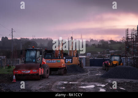 Carrigaline, Cork, Irland. 30. Dezember, 2018. Schwere Ausgrabung Ausrüstung auf einer Baustelle, wo 800 neue Wohnungen derzeit im Bau sind an Janeville, außerhalb Carrigaline, Co Cork, Irland geparkt. Quelle: David Creedon/Alamy leben Nachrichten Stockfoto