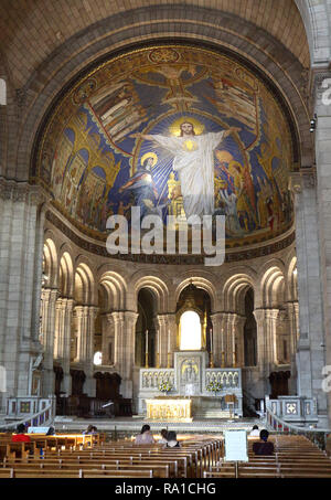 Paris, Frankreich. 22 Dez, 2018. Portrait von Jesus Christus in der Decke gesehen auf das Innere der Basilika Basilika des Heiligen Herzen von Paris, besser bekannt als Sacré-CÅ"ur bekannt, ist ein Architektonisches Römisch-katholische Kirche in Montmartre, Paris. Sein Bau begann im späten 18. Jahrhundert und wurde im frühen 19. Jahrhundert abgeschlossen. Credit: Keith Mayhew/SOPA Images/ZUMA Draht/Alamy leben Nachrichten Stockfoto