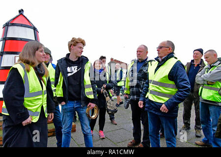 Bridgewater, Somerset, England. Zum 30. Dezember 2018. Großbritannien in Bridgewater gelbe Weste Demonstranten auf die Straße und März von Bridgewater dockt an Sedgemoor Bezirk Councl Büro Bridgewater House in King's Square, in den Protesten in Gemeinderäte hohe Aufwendungen und wie die Dinge laufen. Credit: Robert Timoney/Alamy leben Nachrichten Stockfoto