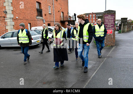 Bridgewater, Somerset, England. Zum 30. Dezember 2018. Großbritannien in Bridgewater gelbe Weste Demonstranten auf die Straße und März von Bridgewater dockt an Sedgemoor Bezirk Councl Büro Bridgewater House in King's Square, in den Protesten in Gemeinderäte hohe Aufwendungen und wie die Dinge laufen. Credit: Robert Timoney/Alamy leben Nachrichten Stockfoto