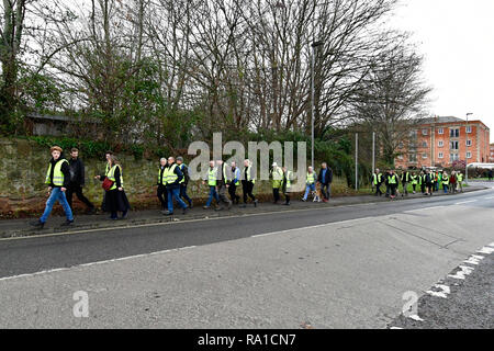 Bridgewater, Somerset, England. Zum 30. Dezember 2018. Großbritannien in Bridgewater gelbe Weste Demonstranten auf die Straße und März von Bridgewater dockt an Sedgemoor Bezirk Councl Büro Bridgewater House in King's Square, in den Protesten in Gemeinderäte hohe Aufwendungen und wie die Dinge laufen. Credit: Robert Timoney/Alamy leben Nachrichten Stockfoto