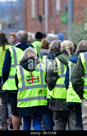 Bridgewater, Somerset, England. Zum 30. Dezember 2018. Großbritannien in Bridgewater gelbe Weste Demonstranten auf die Straße und März von Bridgewater dockt an Sedgemoor Bezirk Councl Büro Bridgewater House in King's Square, in den Protesten in Gemeinderäte hohe Aufwendungen und wie die Dinge laufen. Credit: Robert Timoney/Alamy leben Nachrichten Stockfoto