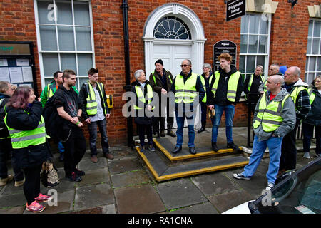 Bridgewater, Somerset, Großbritannien. 30.. Dezember 2018. Großbritannien in der Bridgewater Yellow Vest Demonstranten gehen auf die Straße und marschieren von den Bridgewater Docks zum Sedgemoor Bezirksratsbüro Bridgewater House auf dem King's Square, Proteste gegen lokale Ratsmitglieder hohe Kosten und wie die Dinge laufen. Kredit: Robert Timoney/Alamy Live Nachrichten Stockfoto