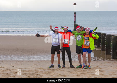 Bournemouth, Dorset, Großbritannien. Zum 30. Dezember 2018. Die Teilnehmer nehmen an den Strand Rennen, rennen die Gezeiten, Ebbe Strand entlang der wunderschönen Küste von Bournemouth Strand in Richtung Sandbänke Strand laufen. Läufer laufen die 5k- oder 10k Rennen an der Küste entlang und über die buhnen, bevor die Flut - gute Übung Nach den Exzessen der Weihnachten kommt! Credit: Carolyn Jenkins/Alamy leben Nachrichten Stockfoto