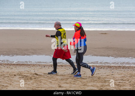 Bournemouth, Dorset, Großbritannien. Zum 30. Dezember 2018. Die Teilnehmer nehmen an den Strand Rennen, rennen die Gezeiten, Ebbe Strand entlang der wunderschönen Küste von Bournemouth Strand in Richtung Sandbänke Strand laufen. Läufer laufen die 5k- oder 10k Rennen an der Küste entlang und über die buhnen, bevor die Flut - gute Übung Nach den Exzessen der Weihnachten kommt! Credit: Carolyn Jenkins/Alamy leben Nachrichten Stockfoto