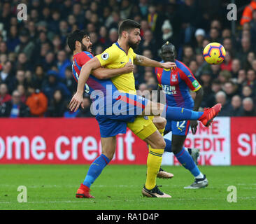 London, Großbritannien. Zum 30. Dezember 2018. Crystal Palace James Tomkins und Chelseas Olivier Giroud während der Premier League zwischen Crystal Palace und Chelsea an Selhurst Park Stadium, London, England am 30. Dez 2018. Kredit Aktion Foto Sport FA Premier League und der Football League Bilder unterliegen dem DataCo Lizenz. Redaktionelle Verwendung nur. Kein Print Sales. Keine persönlichen Gebrauch. Credit: Aktion Foto Sport/Alamy Live News Credit: Aktion Foto Sport/Alamy leben Nachrichten Stockfoto