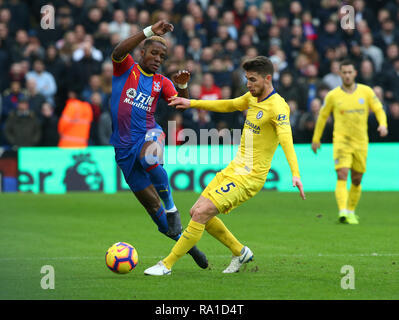 London, Großbritannien. Zum 30. Dezember 2018. Crystal Palace Wilfried Zaha und Chelseas Jorginho während der Premier League zwischen Crystal Palace und Chelsea an Selhurst Park Stadium, London, England am 30. Dez 2018. Kredit Aktion Foto Sport FA Premier League und der Football League Bilder unterliegen dem DataCo Lizenz. Redaktionelle Verwendung nur. Kein Print Sales. Keine persönlichen Gebrauch. Credit: Aktion Foto Sport/Alamy Live News Credit: Aktion Foto Sport/Alamy leben Nachrichten Stockfoto