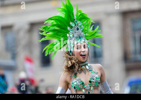 London, Großbritannien. Zum 30. Dezember 2018. Künstler aus der London School of Samba bei der Vorschau bei Day Parade der Londoner Neues Jahr auf dem Trafalgar Square. Zum neuen Jahr Day Parade in London stattfinden am 1. Januar 2019 und wird mit der Bolivianischen Tänzer, Marching Bands, Cheerleadern und Star des Voice USA. Credit: Vickie Flores/Alamy leben Nachrichten Stockfoto