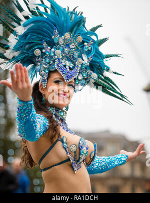 London, Großbritannien. Zum 30. Dezember 2018. Künstler aus der London School of Samba bei der Vorschau bei Day Parade der Londoner Neues Jahr auf dem Trafalgar Square. Zum neuen Jahr Day Parade in London stattfinden am 1. Januar 2019 und wird mit der Bolivianischen Tänzer, Marching Bands, Cheerleadern und Star des Voice USA. Credit: Vickie Flores/Alamy leben Nachrichten Stockfoto